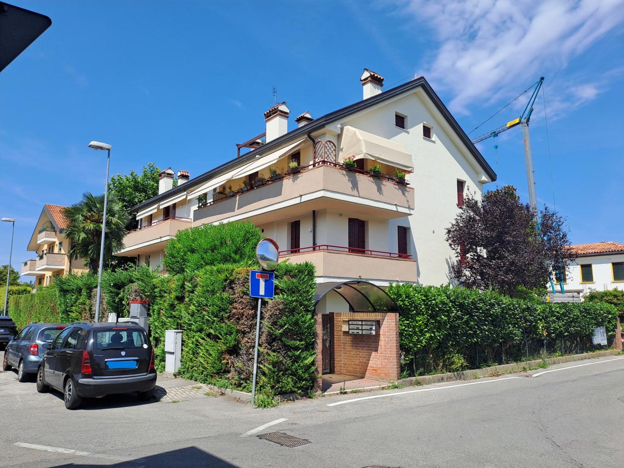 Ground Floor,top Level Appartement *